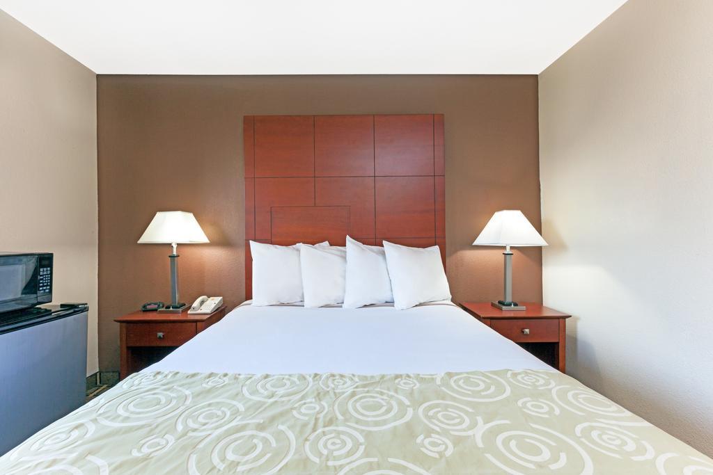 Super 8 By Wyndham Flint Township Miller Rd/Bishop Airport Hotel Exterior photo