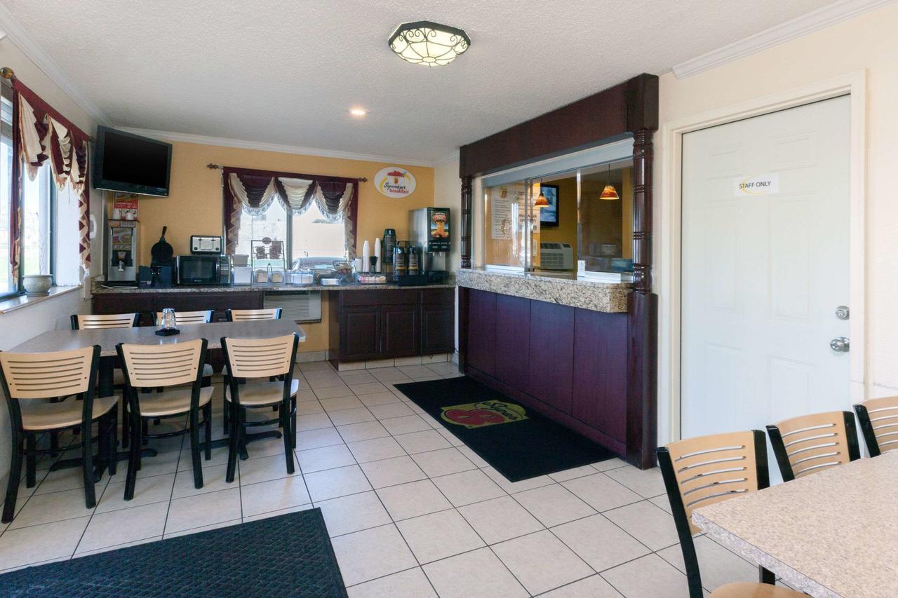 Super 8 By Wyndham Flint Township Miller Rd/Bishop Airport Hotel Exterior photo