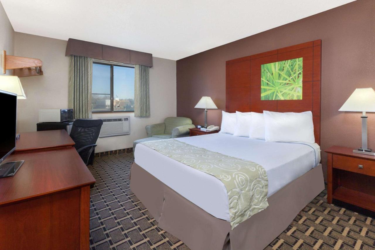 Super 8 By Wyndham Flint Township Miller Rd/Bishop Airport Hotel Exterior photo