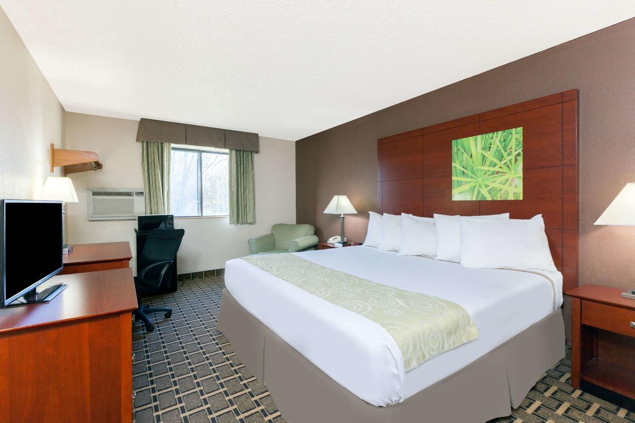 Super 8 By Wyndham Flint Township Miller Rd/Bishop Airport Hotel Exterior photo