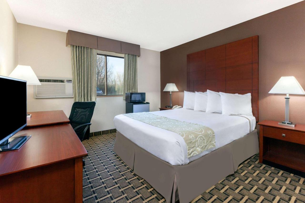 Super 8 By Wyndham Flint Township Miller Rd/Bishop Airport Hotel Exterior photo