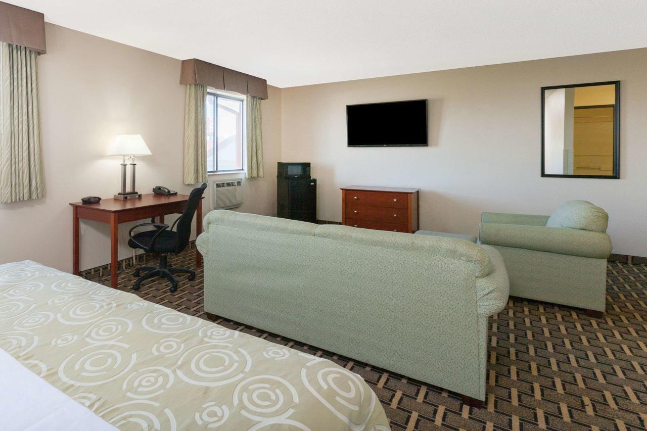Super 8 By Wyndham Flint Township Miller Rd/Bishop Airport Hotel Exterior photo